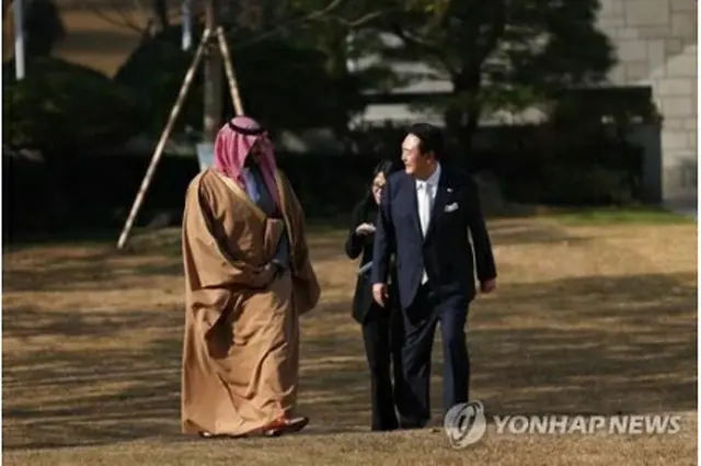 会談を終え、歓談する尹大統領（右）とムハンマド皇太子（大統領室提供）＝（聯合ニュース）≪転載・転用禁止≫