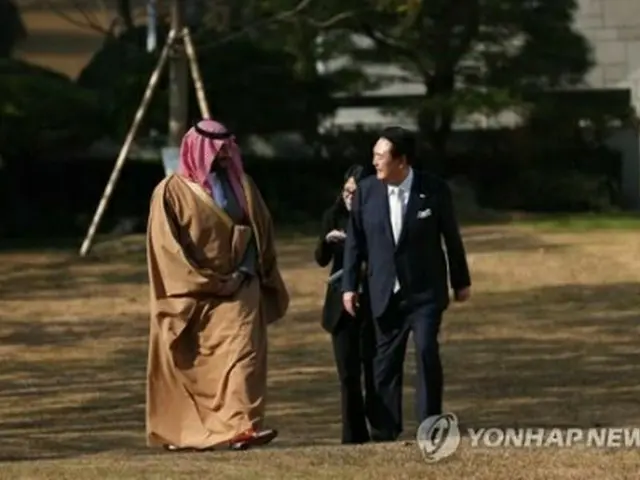 会談を終え、歓談する尹大統領（右）とムハンマド皇太子（大統領室提供）＝（聯合ニュース）≪転載・転用禁止≫