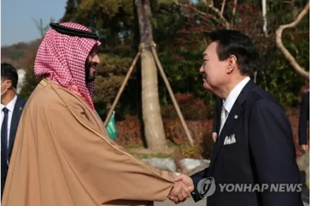 尹大統領（右）と握手するムハンマド皇太子（大統領室提供）＝（聯合ニュース）≪転載・転用禁止≫