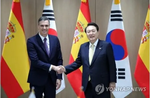 尹大統領（右）とサンチェス首相（大統領室通信写真記者団）＝18日、ソウル（聯合ニュース）