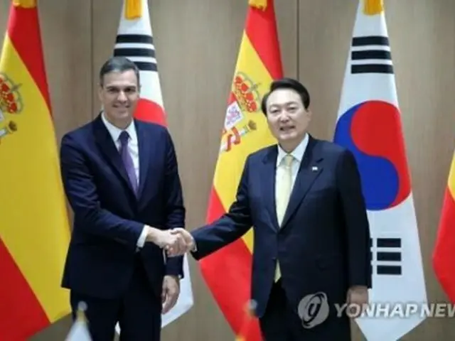 尹大統領（右）とサンチェス首相（大統領室通信写真記者団）＝18日、ソウル（聯合ニュース）
