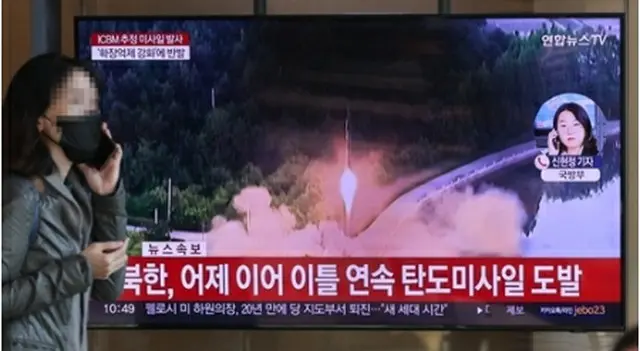 ソウル駅の待合室のテレビに北朝鮮のミサイル発射ニュースが流れている＝18日、ソウル（聯合ニュース）