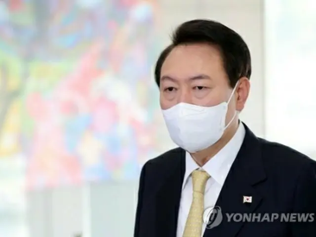 大統領室庁舎に出勤した尹大統領（大統領室通信写真記者団）＝１８日、ソウル（聯合ニュース）