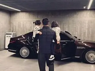 J.Y.Park（パク・チニョン）、退勤後にすぐ育児…愛娘を抱っこしたパパの日常