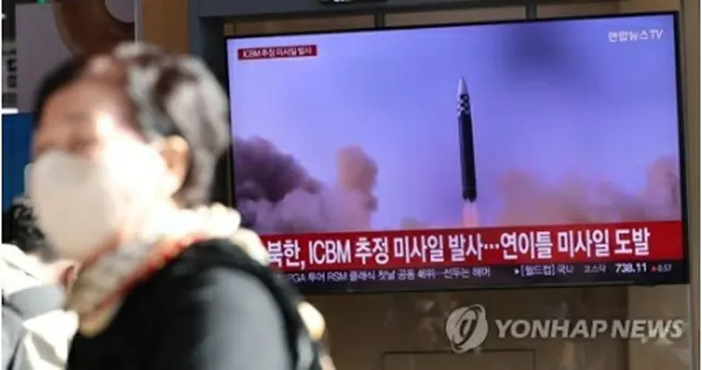 ソウル駅の待合室のテレビに北朝鮮のミサイル発射ニュースが流れている＝１８日、ソウル（聯合ニュース）