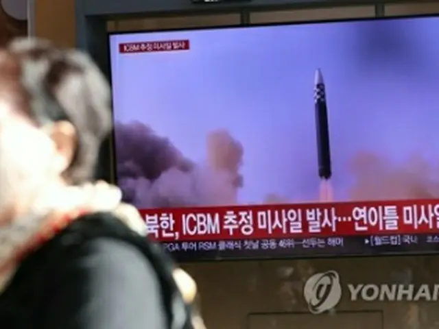 ソウル駅の待合室のテレビに北朝鮮のミサイル発射ニュースが流れている＝１８日、ソウル（聯合ニュース）