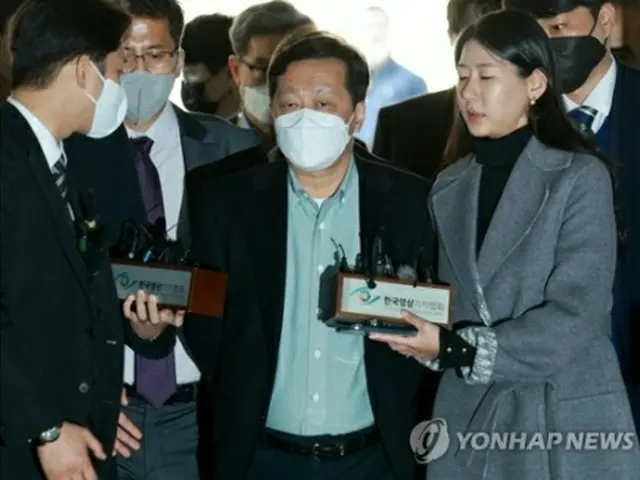 地裁に到着した鄭氏＝１８日、ソウル（聯合ニュース）