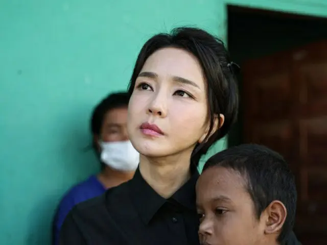 大統領室、キム・ゴンヒ大統領夫人が児童訪問時の照明使用を否定（画像提供:wowkorea）