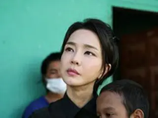 大統領室、キム・ゴンヒ大統領夫人が児童訪問時の照明使用を否定