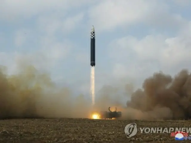 北朝鮮は１８日に金正恩・国務委員長（朝鮮労働党総書記）の立ち会いのもと、新型の大陸間弾道ミサイル（ＩＣＢＭ）「火星１７」の発射実験に成功したと発表した＝（朝鮮中央通信＝聯合ニュース）≪転載・転用禁止≫