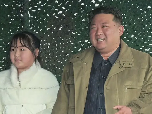 朝鮮中央テレビが公開した金正恩国務委員長と娘（画像提供:wowkorea）
