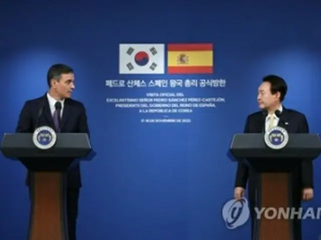 18日にスペインのサンチェス首相（左）と首脳会談を行った後、記者会見する尹大統領（資料写真）＝（聯合ニュース）