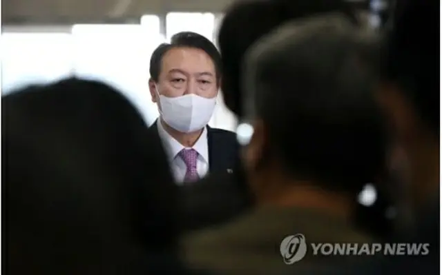 尹大統領はこれまで、大統領庁舎に入る際に記者団からの質問に答えてきた（資料写真、大統領室通信写真記者団）＝（聯合ニュース）