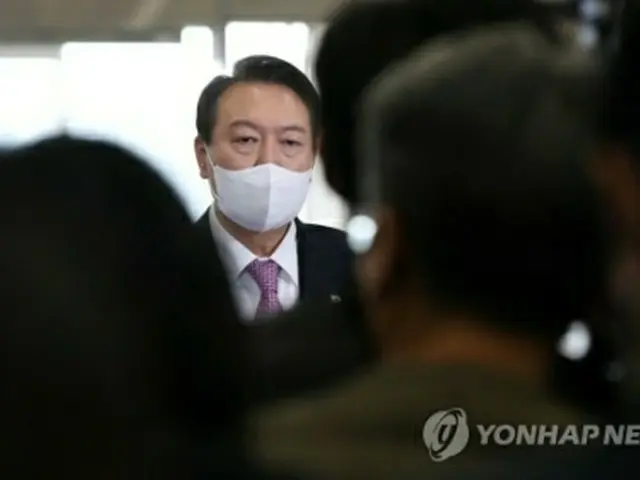 尹大統領はこれまで、大統領庁舎に入る際に記者団からの質問に答えてきた（資料写真、大統領室通信写真記者団）＝（聯合ニュース）