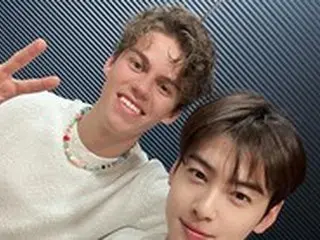 「ASTRO」チャウヌ、ノルウェーのシンガーソングライターPeder Eliasとのツーショット写真公開