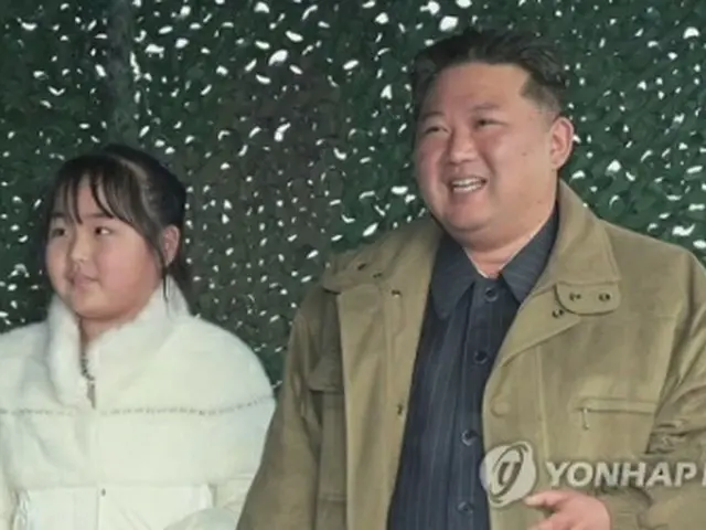 金正恩氏と並んだ娘（朝鮮中央テレビ）＝（聯合ニュース）≪転載・転用禁止≫