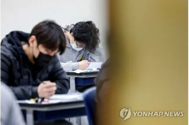 大学修学能力試験を受ける受験生（写真共同取材団）＝（聯合ニュース）