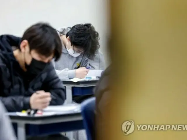大学修学能力試験を受ける受験生（写真共同取材団）＝（聯合ニュース）