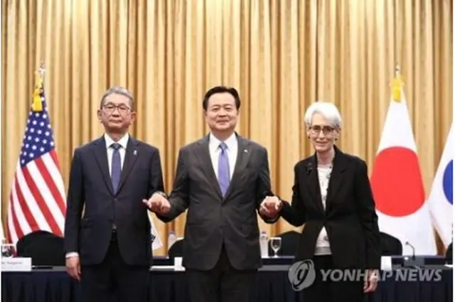 ６月８日、ソウルで会談した（左から）森氏、趙氏、シャーマン氏（共同取材）＝（聯合ニュース）