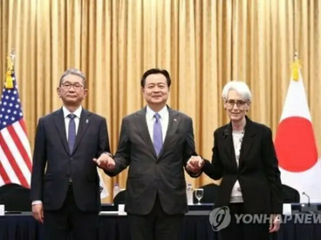 ６月８日、ソウルで会談した（左から）森氏、趙氏、シャーマン氏（共同取材）＝（聯合ニュース）