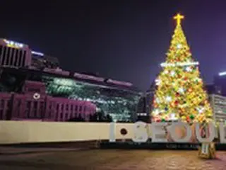 「市民の空間」ソウル広場のクリスマスツリーの上に「十字架」…特定宗教の象徴物「適切性」で物議＝韓国