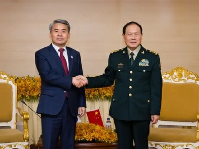 握手する李鐘燮長官（左）と魏鳳和国務委員兼国防相（国防部提供）＝（聯合ニュース）≪転載・転用禁止≫