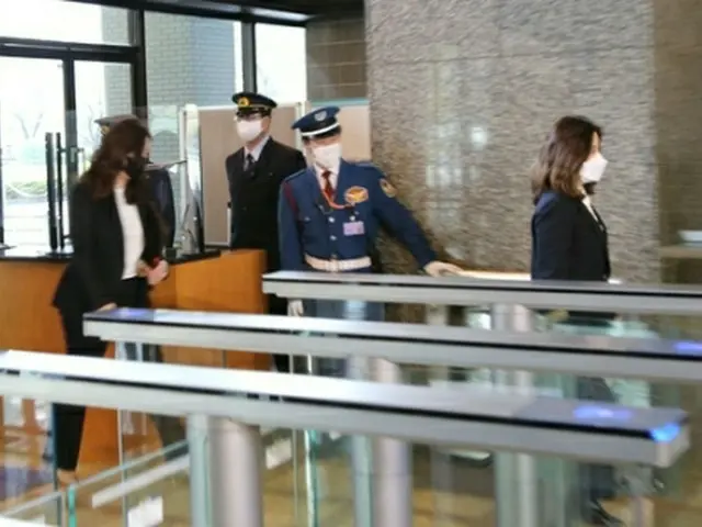外務省に入る韓国外交部の徐旻廷・アジア太平洋局長（右）＝24日、東京（聯合ニュース）