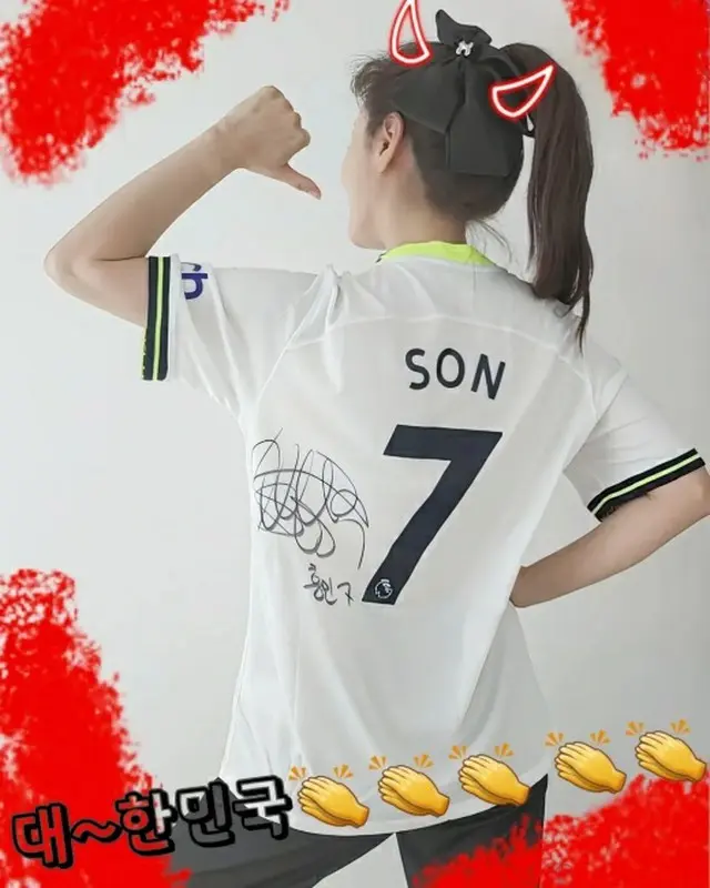 女優オ・ナラ、サッカー韓国代表ソン・フンミンの直筆サイン入りユニ着用し「こんなに貴重なものをプレゼントに…」（画像提供:wowkorea）