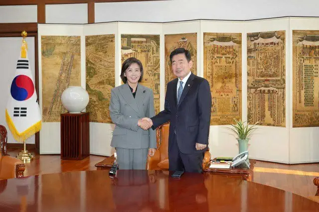 韓国「低出産・高齢社会委員会」の羅卿瑗副委員長（左）と金振杓国会議長（画像提供:wowkorea）