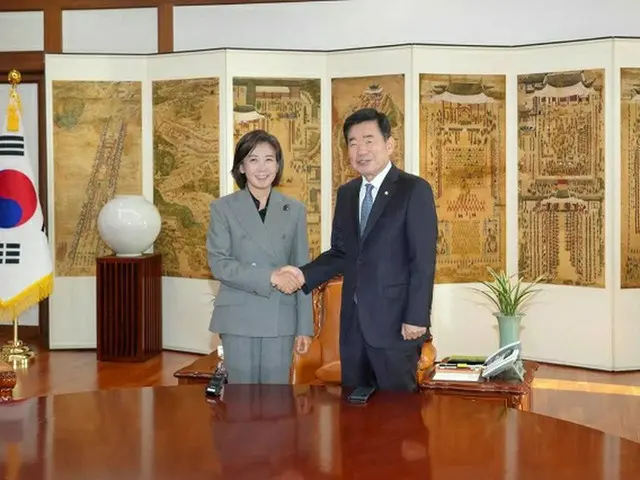 韓国「低出産・高齢社会委員会」の羅卿瑗副委員長（左）と金振杓国会議長（画像提供:wowkorea）