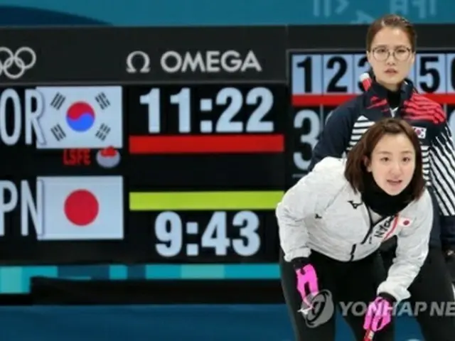 ２０１８年平昌冬季五輪のカーリング女子準決勝で対戦した韓国と日本。手前は日本の藤沢五月、奥は韓国のキム・ウンジョン（資料写真）＝（聯合ニュース）