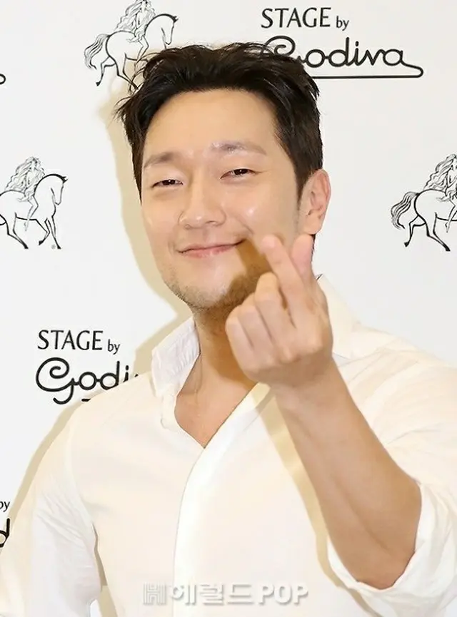 俳優ソン・ソック、「路上でぽつんと一人で休息中」目撃談…人気急上昇中でも気さくな姿に熱い反応（画像提供:wowkorea）