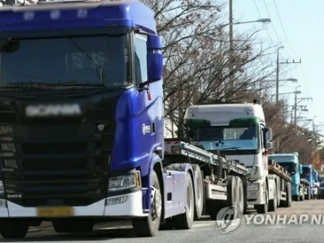 ストが続く中、産業団地で停車したままのトラック＝２７日、浦項（聯合ニュース）