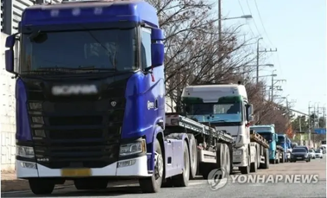 ストが続く中、産業団地で停車したままのトラック＝２７日、浦項（聯合ニュース）
