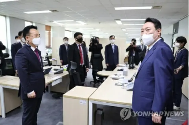 就任直後の今年5月11日、大統領室庁舎を視察する尹大統領（右）＝（聯合ニュース）