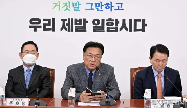 韓国与党“国民の力”のチョン・ジンソク（鄭鎮碩）非常対策委員長（中央）（画像提供:wowkorea）