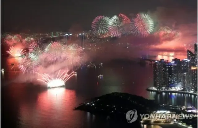 ２０１９年に開かれた釜山花火祭り（資料写真）＝（聯合ニュース）