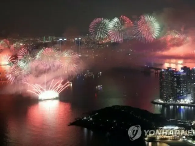 ２０１９年に開かれた釜山花火祭り（資料写真）＝（聯合ニュース）
