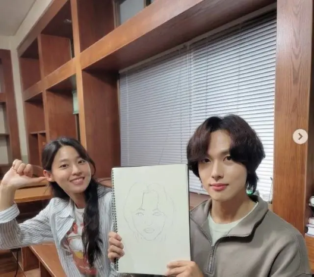 “なにもしたくたいコンビ”イム・シワン（ZE:A）、ソリョン（AOA）が描いた肖像画をアピール…似ているところはどこ？（画像提供:wowkorea）