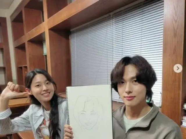 “なにもしたくたいコンビ”イム・シワン（ZE:A）、ソリョン（AOA）が描いた肖像画をアピール…似ているところはどこ？（画像提供:wowkorea）