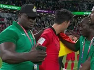 ＜カタールW杯＞うつむく“韓国エース”ソン・フンミンに「無断セルカ」…ガーナスタッフの無礼な行動が物議に