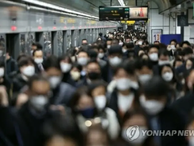 ソウルの中心部、光化門駅を利用する市民＝２９日、ソウル（聯合ニュース）