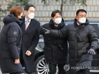 サムスン会長　裁判所前で卵投げつけられる＝経営権継承問題で公判出席