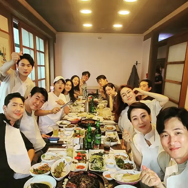 俳優ソン・ジュンギ、「財閥家の末息子」チームの会食で豪快におごる（画像提供:wowkorea）