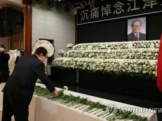 ソウルの在韓中国大使館を弔問に訪れた尹大統領（大統領室提供）＝２日、ソウル（聯合ニュース）≪転載・転用禁止≫