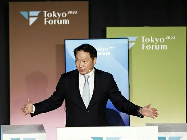 韓国SKグループの崔泰源会長が1日、「東京フォーラム2022」で演説している様子（画像提供:wowkorea）
