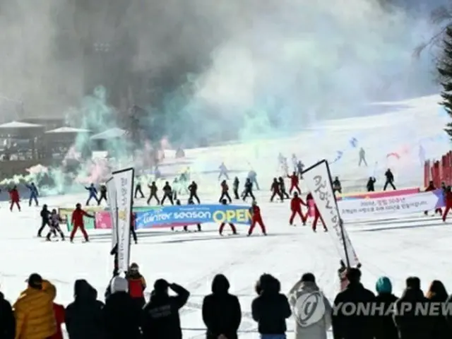 竜平リゾートのスキー場で営業開始を記念して行われたイベント＝２日、平昌（聯合ニュース）