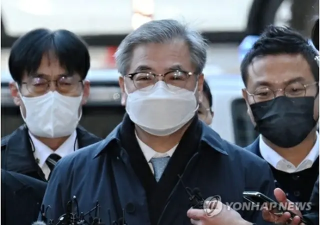 逮捕状発付の是非を判断する令状審査に出席するため、ソウル中央地裁に到着した徐薫・前国家安保室長＝２日、ソウル（聯合ニュース）
