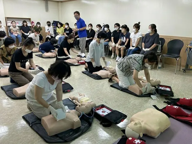 韓国の地下鉄“盤浦駅”市民安全体験館で、市民が人命救助を体験している様子（画像提供:wowkorea）