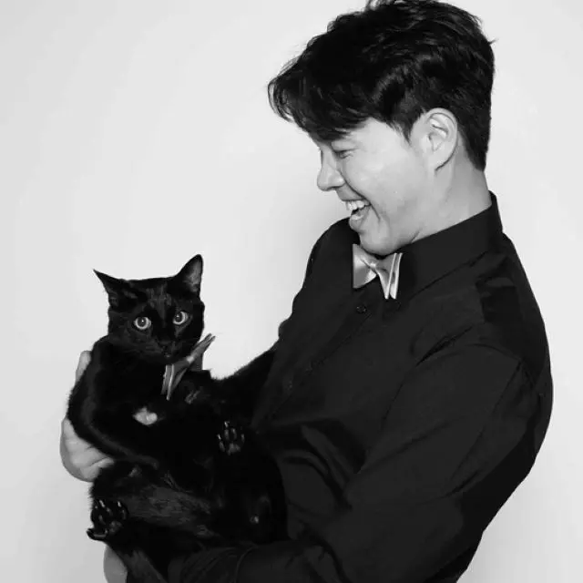 “実兄と裁判中”タレントのパク・スホン、愛猫のダホンとちょうネクタイコーデで2ショット…結婚式まであと20日（画像提供:wowkorea）